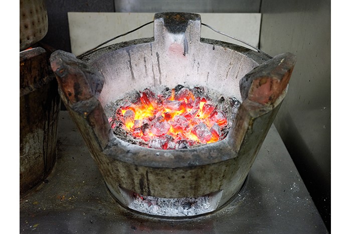 Dapur tanah liat arang ini digunakan untuk memasak rendang dan hidangan lain. Banyak hidangan Minangkabau terkenal dengan rasa salai yang dihasilkan melalui memasak dan memanggang menggunakan bara arang.